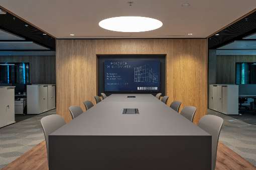 Photo 4: …but also the third floor look impressive thanks to the oak veneer used. Photo: IFN/europlac